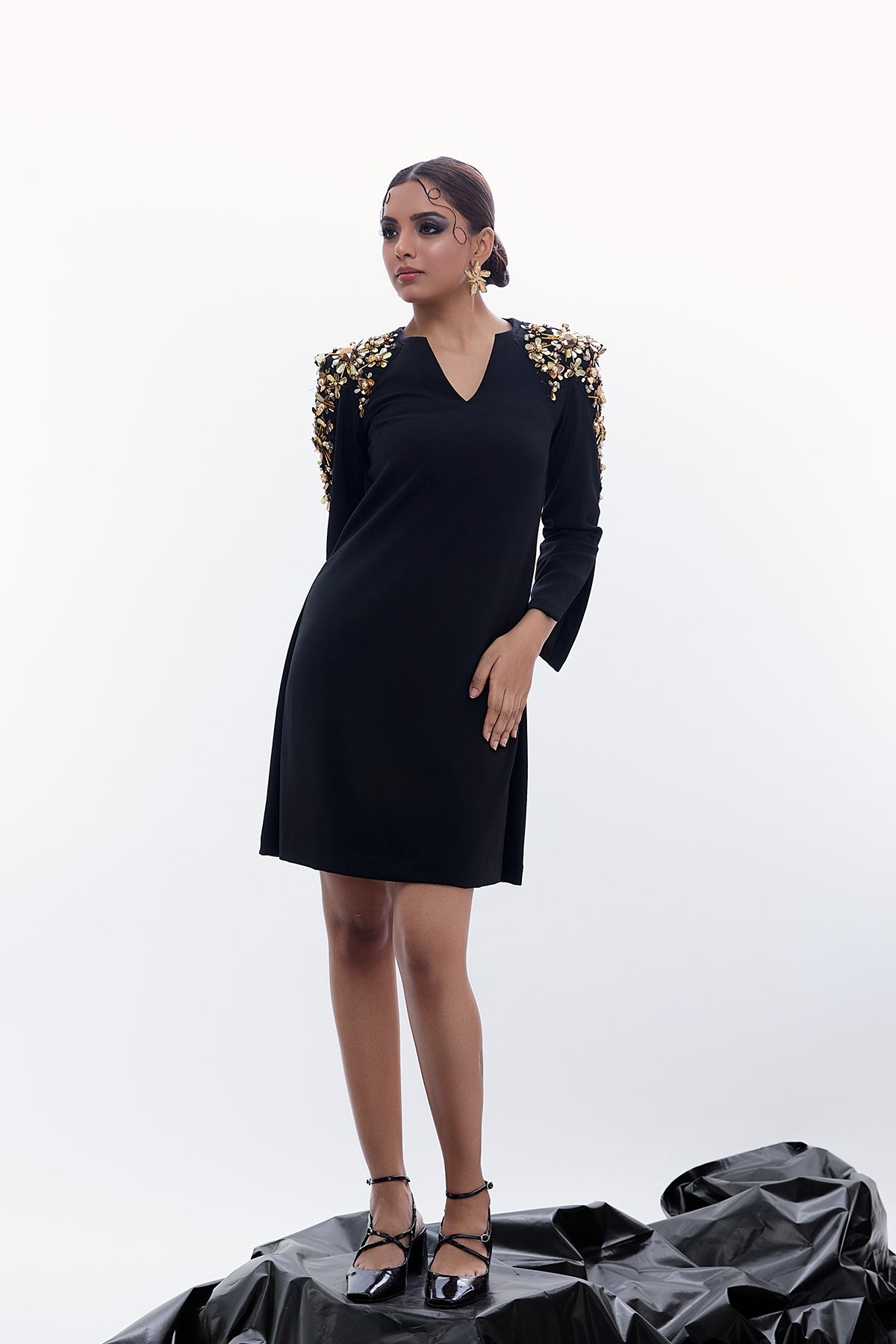 V-NECK GOLD STATEMENT DRESS